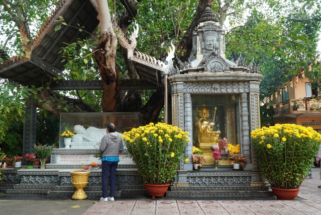 Phật tử đến chùa dâng hương, hoa lễ Phật rằm tháng Giêng Phật tử đến chùa dâng hương, hoa lễ Phật rằm tháng Giêng