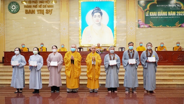Thượng tọa Thích Thiện Quý, Phó ban kiêm Chánh Thư ký Ban Trị sự GHPGVN TP.HCM; Thượng tọa Thích Trung Nguyện, Phó Thư ký kiêm Chánh Văn phòng Ban Trị sự GHPGVN TP. HCM trao chứng nhận tham dự các khóa tu học năm 2024 đến Phật tử