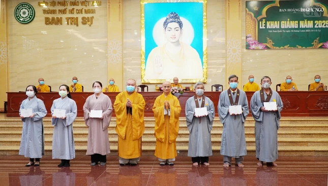 Thượng tọa Thích Thiện Quý, Phó ban kiêm Chánh Thư ký Ban Trị sự GHPGVN TP.HCM; Thượng tọa Thích Trung Nguyện, Phó Thư ký kiêm Chánh Văn phòng Ban Trị sự GHPGVN TP. HCM trao chứng nhận tham dự các khóa tu học năm 2024 đến Phật tử