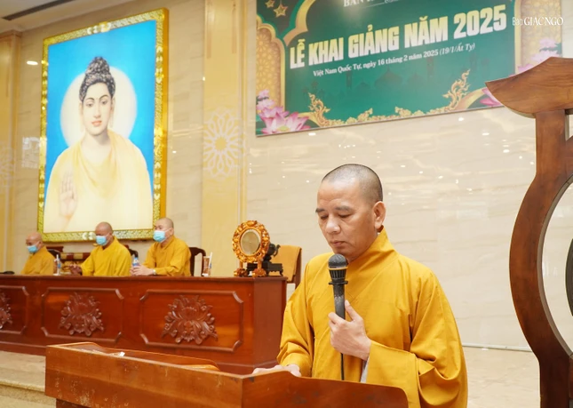 Thượng tọa Thích Minh Nhựt thông qua nội quy, thời khóa tu học Ngày an lạc tại Việt Nam Quốc Tự, chùa Phổ Quang và Thanh Tâm