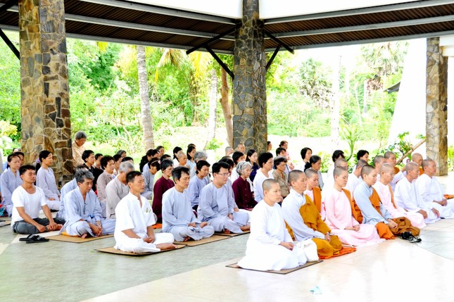 Thức dậy miệng mỉm cười / Hai bốn giờ tinh khôi / Xin nguyện sống trọn vẹn / Mắt thương nhìn cuộc đời