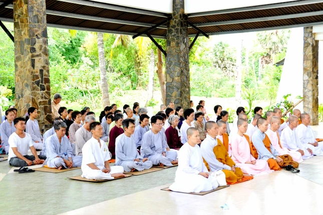 Thức dậy miệng mỉm cười / Hai bốn giờ tinh khôi / Xin nguyện sống trọn vẹn / Mắt thương nhìn cuộc đời