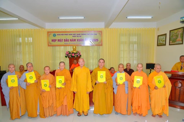 Thượng tọa Thích Bình Tâm, Phó Trưởng ban Thường trực Ban Trị sự Phật giáo TP.Cần Thơ trao quyết định bổ nhiệm Ban Quản trị đến các tự viện Thượng tọa Thích Bình Tâm, Phó Trưởng ban Thường trực Ban Trị sự Phật giáo TP.Cần Thơ trao quyết định bổ nhiệm Ban Quản trị đến các tự viện