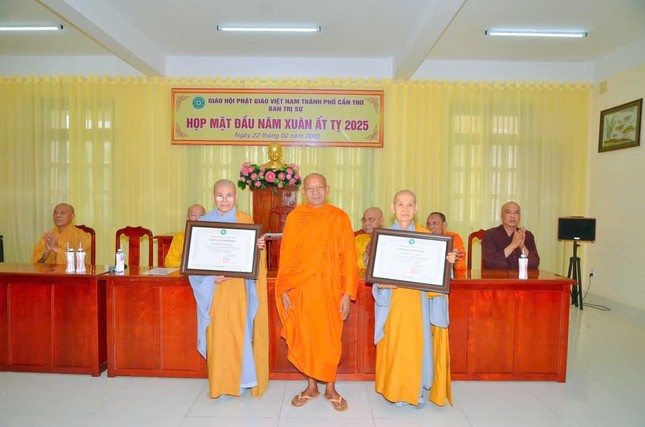 Hòa thượng Đào Như trao Giáo chỉ tấn phong giáo phẩm Ni trưởng Hòa thượng Đào Như trao Giáo chỉ tấn phong giáo phẩm Ni trưởng