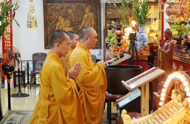 Niêm hương bạch Phật Niêm hương bạch Phật