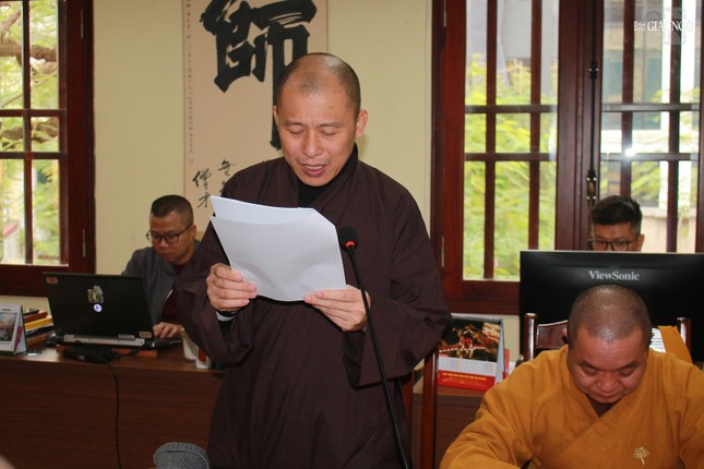 Thượng tọa Thích Minh Nhẫn trình bày dự thảo các kế hoạch truyền thông Đại lễ Vesak Liên Hiệp Quốc 2025