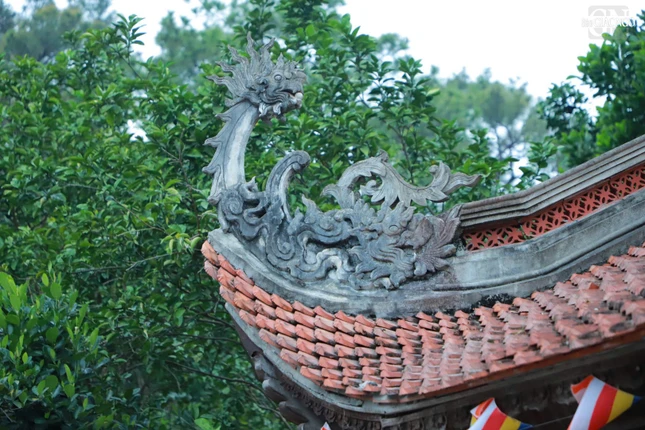 Năm Hưng Long thứ 12 (1304), nhà sư Pháp Loa cho xây dựng một chùa nhỏ gọi là Kỳ Lân. Đến năm Khai Hựu thứ nhất (1329), chùa được xây dựng mở rộng thành Côn Sơn Thiên Tư Phúc tự, giao cho ngài Huyền Quang trụ trì