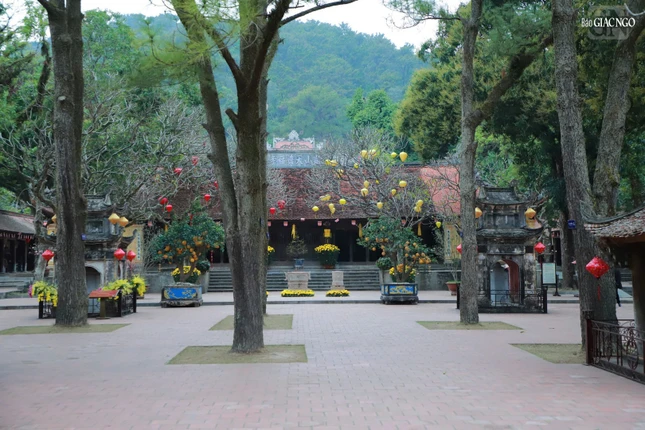 Chùa Côn Sơn xuất hiện trong rất nhiều các tác phẩm văn học chữ Hán từ thời Trần, đặc biệt là thơ