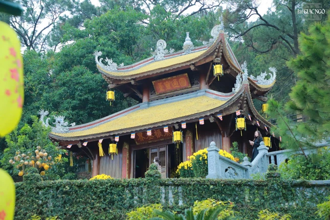 Chùa còn có bia "Côn Sơn Tư Phúc tự bi" là dạng bia lục giác rất hiếm gặp ở Việt Nam, được tạo tác trong đợt đại trùng tu chùa Côn Sơn ở thế kỷ XVII. Đây là tấm bia quý, chứa đựng những giá trị văn hóa, lịch sử, mỹ thuật đặc sắc. Bia được công nhận là Bảo vật quốc gia năm 2017