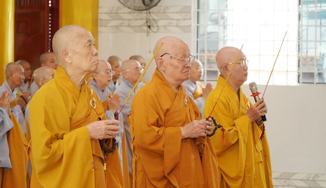 Chư tôn đức chứng minh niêm hương bạch Phật