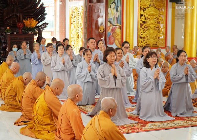 Phật tử nghe giới