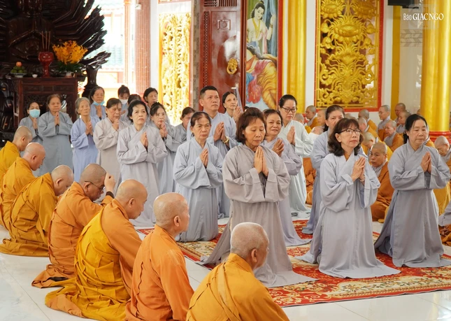 Phật tử nghe giới