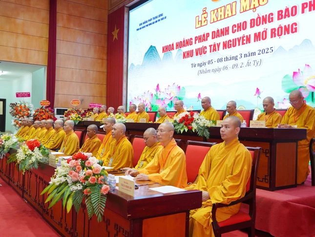 Chư tôn đức tham dự lễ khai mạc