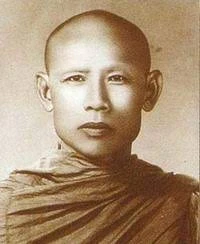 Phra Ajaan Lee Dhammadharo (1907-1961), là một trong những vị thiền sư theo truyền thống khổ hạnh trong rừng, giáo phái Dhammayuttika Nikaya của Phật giáo Nguyên thủy. Ngài sinh ở tỉnh Isan, Ubon Ratchathani (Thái Lan) và là học trò của Mun Bhuridatta. Phra Ajaan Lee Dhammadharo (1907-1961), là một trong những vị thiền sư theo truyền thống khổ hạnh trong rừng, giáo phái Dhammayuttika Nikaya của Phật giáo Nguyên thủy. Ngài sinh ở tỉnh Isan, Ubon Ratchathani (Thái Lan) và là học trò của Mun Bhuridatta.