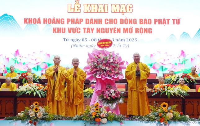 Thượng tọa Thích Phước Nguyên trao lẵng hoa chúc mừng của Hội đồng Trị sự