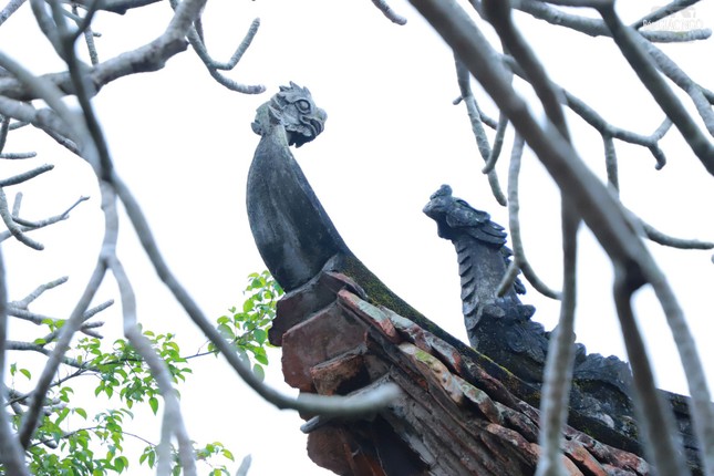 Toàn bộ công trình được các nghệ nhân điêu khắc thời nhà Hậu Lê chạm khắc rất tinh xảo