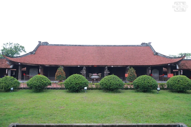 Bên ngoài chánh điện chùa Keo