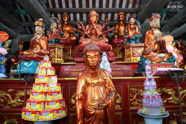 Khu vực thờ Phật gồm ba ngôi nhà nối vào nhau. Ngôi nhà ở ngoài, gọi là chùa Hộ, ngôi nhà ở giữa gọi là ống muống và ngôi nhà trong là Phật điện