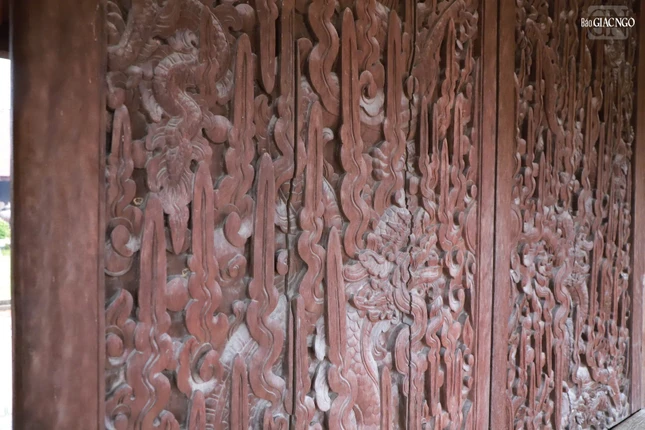 Bộ cánh cửa gỗ được các nghệ nhân phục dựng lại giống như nguyên bản. Còn bộ cánh cửa chính gốc đang được bảo quản, trưng bày trong Bảo tàng Mỹ thuật Việt Nam