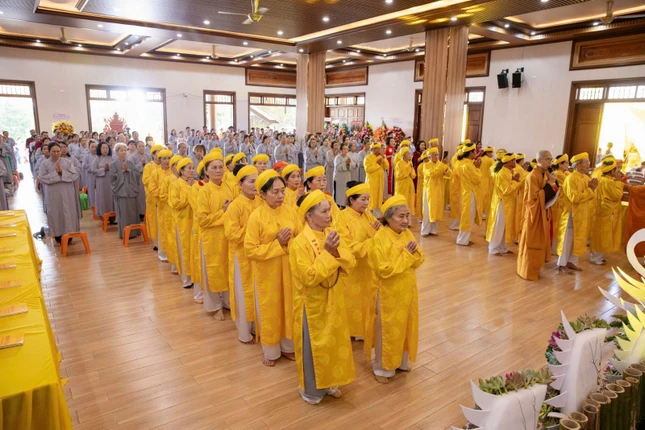 Phật tử tham dự Lễ khai đàn Dược Sư cầu nguyện quốc thái dân an