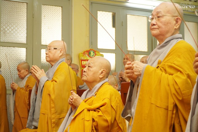 Chư Ni thành kính dâng hương tưởng niệm Đức Thánh Tổ Ni Đại Ái Đạo và chư vị Ni trưởng tiền bối hữu công Phật giáo Việt Nam viên tịch qua các thời kỳ