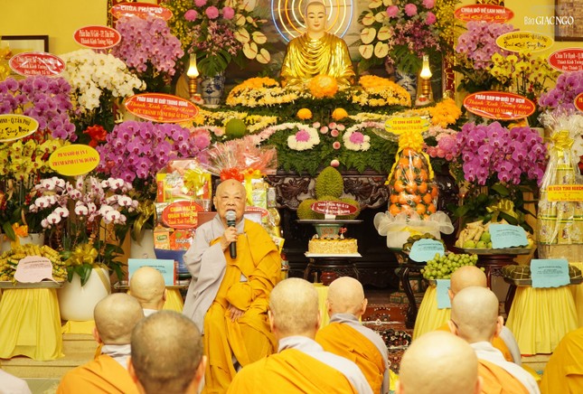 Ni trưởng Thích nữ Tịnh Nguyện khuyến tấn đến chư Ni