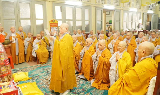 Ni trưởng Thích nữ Hải Thành thay lời chư tôn đức Ni dâng lời tưởng niệm Đức Thánh Tổ Ni Đại Ái Đạo - Kiều Đàm Di và chư Ni tiền bối hữu công