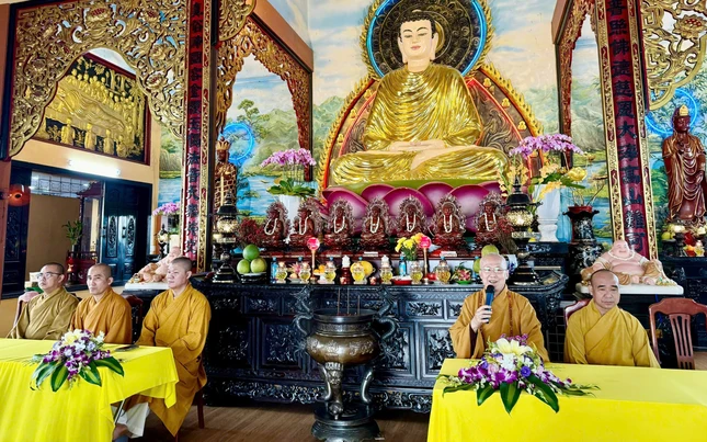 Hòa thượng Thích Chơn Không ban đạo từ sách tấn đến Phật tử