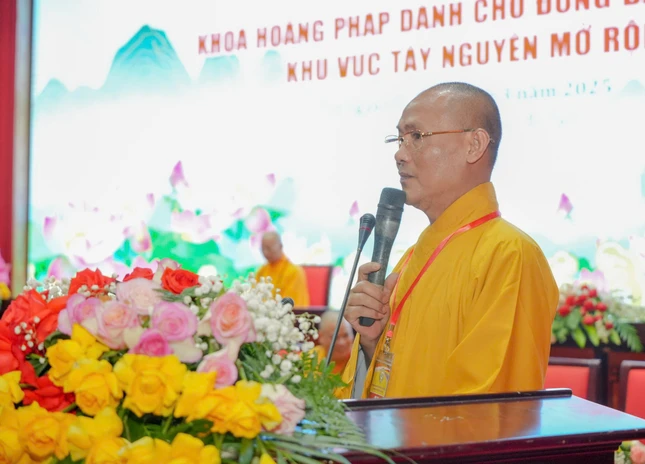 Thượng tọa Thích Giác Minh, Phó Thường trực Hoằng pháp đồng bào dân tộc thiểu số báo cáo tổng kết công tác tổ chức khóa Hoằng pháp