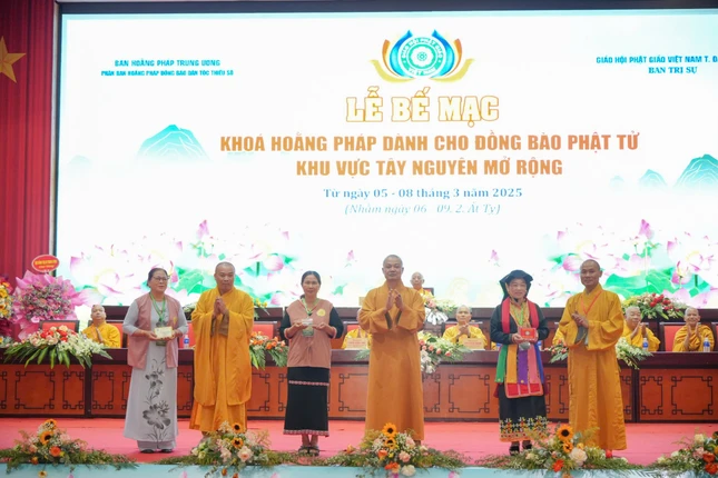 Chư tôn đức trao Giấy chứng nhận tham dự khóa hoằng pháp đến Phật tử