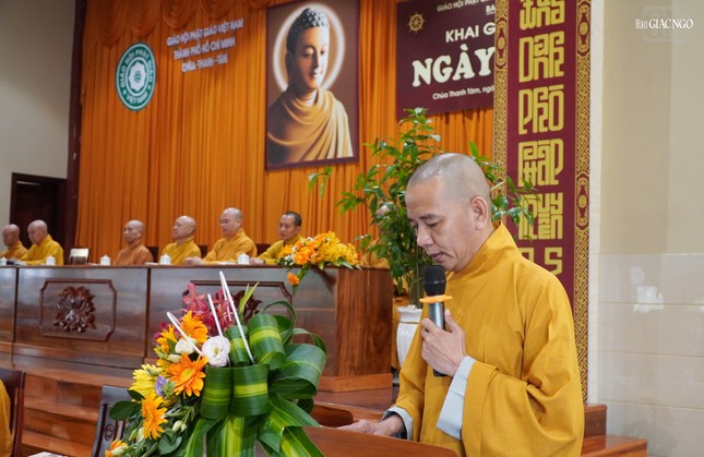 Thượng tọa Thích Minh Nhựt thông tin về khóa tu Ngày an lạc do Ban Hoằng pháp GHPGVN TP.HCM tổ chức tại chùa Thanh Tâm
