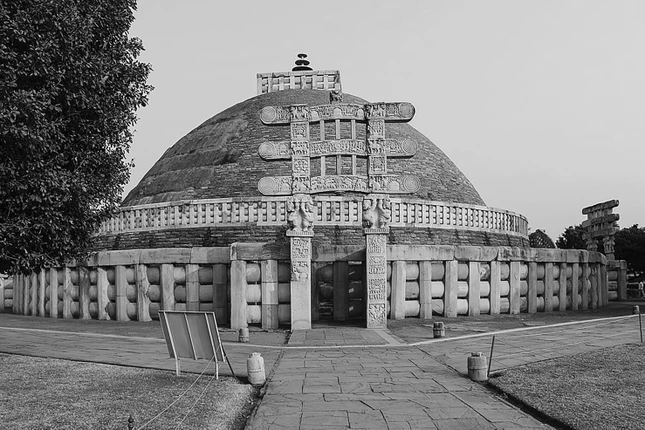 Tháp Sanchi, Madhya Pradesh, Ấn Độ với các torana trang trí được xây dựng từ thế kỷ I TCN đến thế kỷ I CN