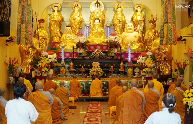 Khóa lễ tụng kinh tại chánh điện chùa Trấn Quốc