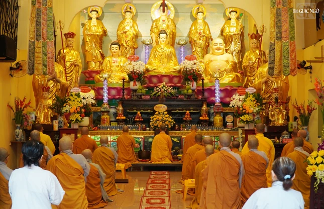 Khóa lễ tụng kinh tại chánh điện chùa Trấn Quốc