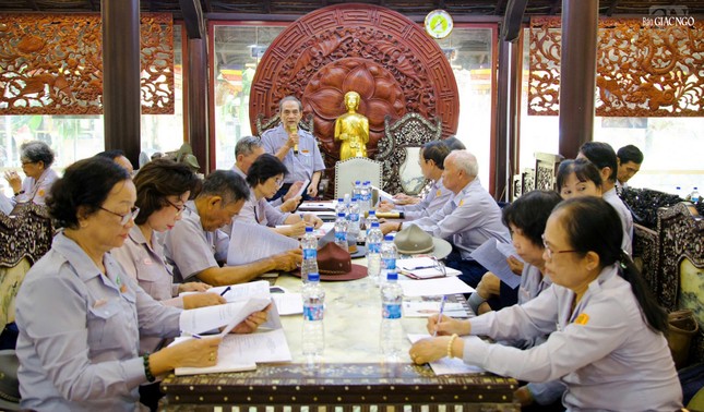 Hynh trưởng cấp Dũng Thị Bá - Huỳnh Văn Tùng, Phó Trưởng ban kiêm Chánh Thư ký Ban Hướng dẫn Phân ban Gia đình Phật tử T.Ư phát biểu tại buổi họp