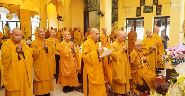 Trưởng lão Hòa thượng Thích Như Tín, Ủy viên Thường trực Hội đồng Chứng minh; Hòa thượng Thích Thiện Tánh, Phó Chủ tịch Hội đồng Trị sự; Ban Thường trực Ban Trị sự GHPGVN TP.HCM, Q.10 và chư vị giáo phẩm Tăng Ni các tự viện thuộc môn phái Vĩnh Nghiêm đồng tưởng niệm