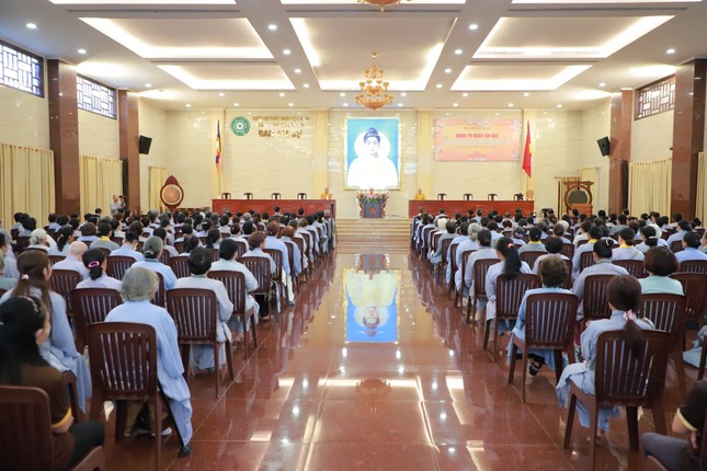 Đông đảo Phật tử về Việt Nam Quốc Tự tham dự khóa tu Đông đảo Phật tử về Việt Nam Quốc Tự tham dự khóa tu