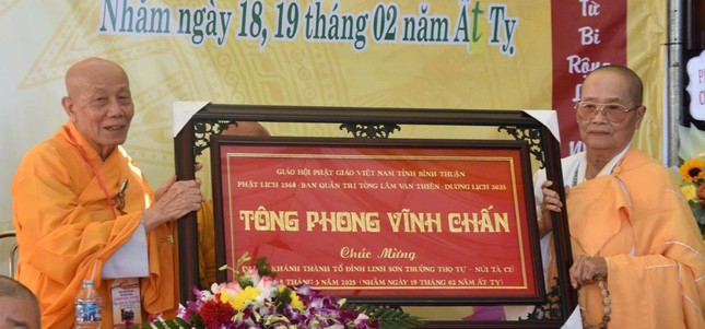Trưởng lão Hòa thượng Thích Minh Trí tặng khánh vàng chúc mừng Trưởng lão Hòa thượng Thích Minh Trí tặng khánh vàng chúc mừng