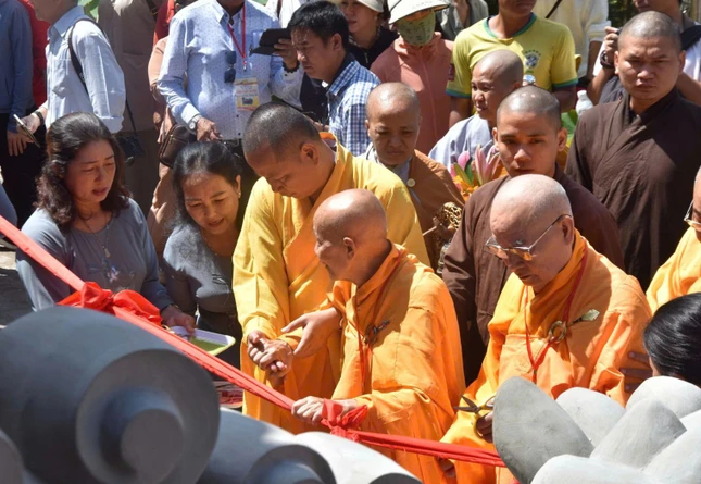 Chư tôn đức cắt băng khánh thành