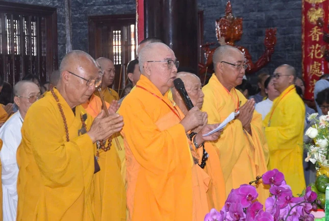 Khóa lễ tại chánh điện