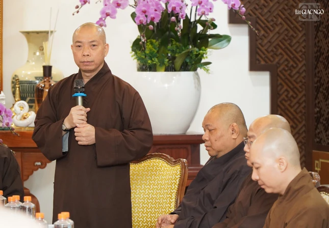 Thượng tọa Thích Quang Thạnh thông tin về công tác tình nguyện viên
