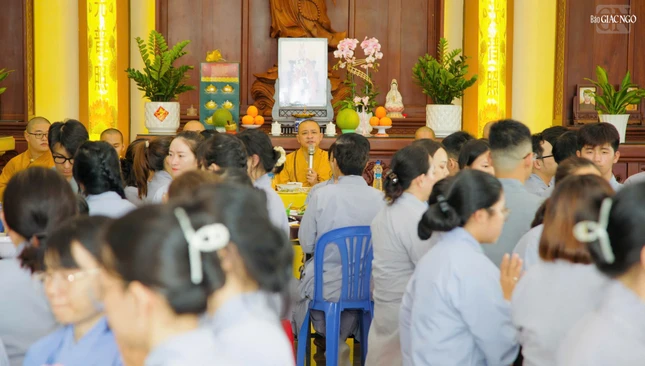 Thời quá đường trong khóa tu Bát Quan trai của huynh trưởng, đoàn sinh ngành Thanh thiếu các đơn vị Phân ban Gia đình Phật tử TP.HCM Thời quá đường trong khóa tu Bát Quan trai của huynh trưởng, đoàn sinh ngành Thanh thiếu các đơn vị Phân ban Gia đình Phật tử TP.HCM