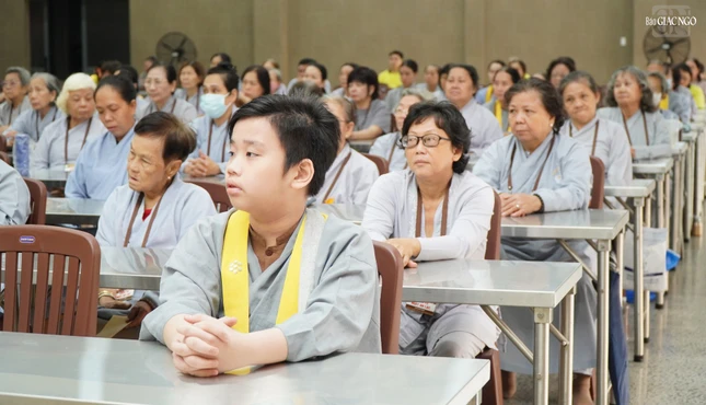 Phật tử lắng nghe pháp