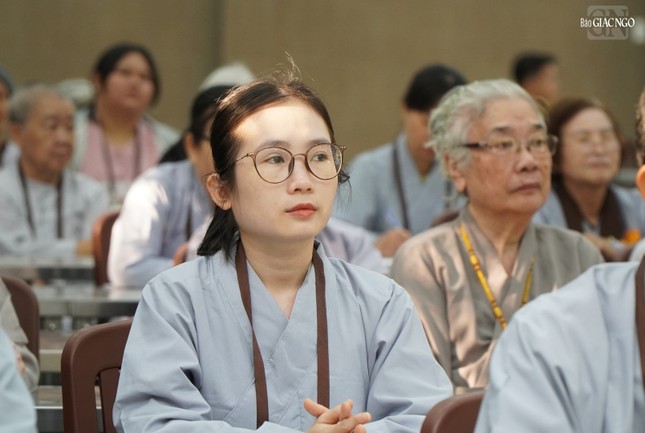 Chăm chú lắng nghe thời pháp thoại