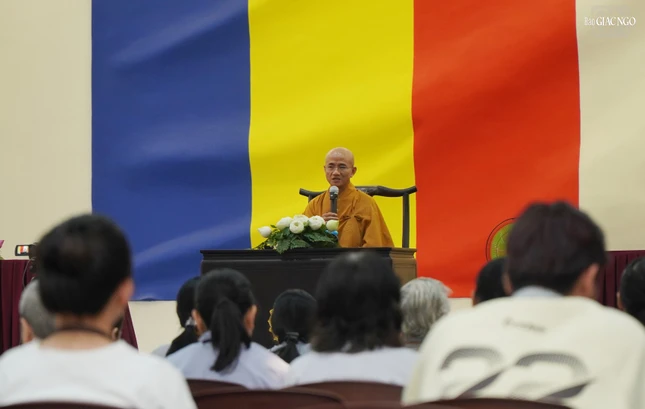Thượng tọa Thích Thiện Quý thuyết giảng Phật pháp đến Phật tử tham dự khóa tu