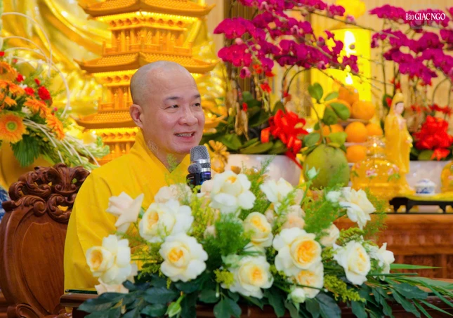 Đại đức Thích Trí Huệ thuyết pháp đến Phật tử tu Bát Quan trai tại chùa Thiên Chánh Đại đức Thích Trí Huệ thuyết pháp đến Phật tử tu Bát Quan trai tại chùa Thiên Chánh