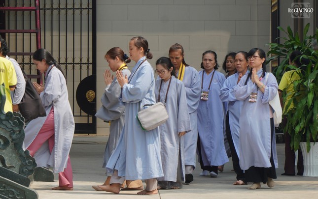 Sau thời nghe pháp, Phật tử trang nghiêm di chuyển lên chánh điện