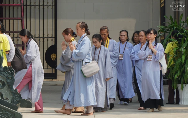 Sau thời nghe pháp, Phật tử trang nghiêm di chuyển lên chánh điện