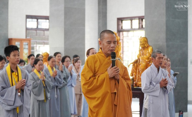 Khóa lễ tụng kinh tại chánh điện