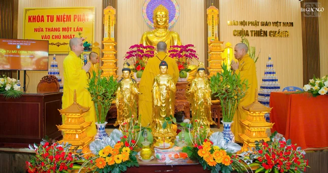 Chư tôn đức niêm hương, bạch Phật Chư tôn đức niêm hương, bạch Phật